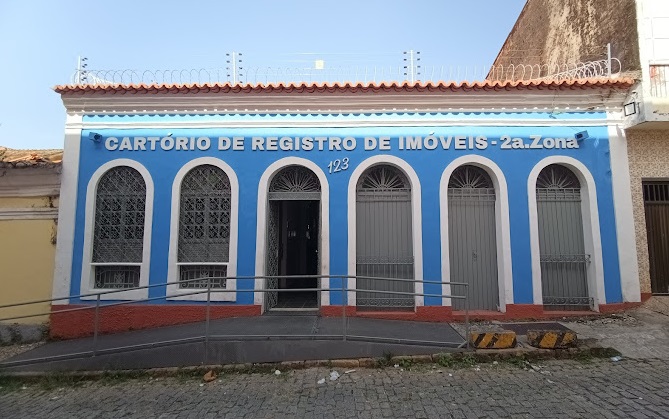 Imagem fotográfica da fachada do 2º cartório de imóveis de são luís. prédio tem estilo arquitetônico antigo, mas bem conservado, com parede azul e bordas das portas e janelas na cor branca.
