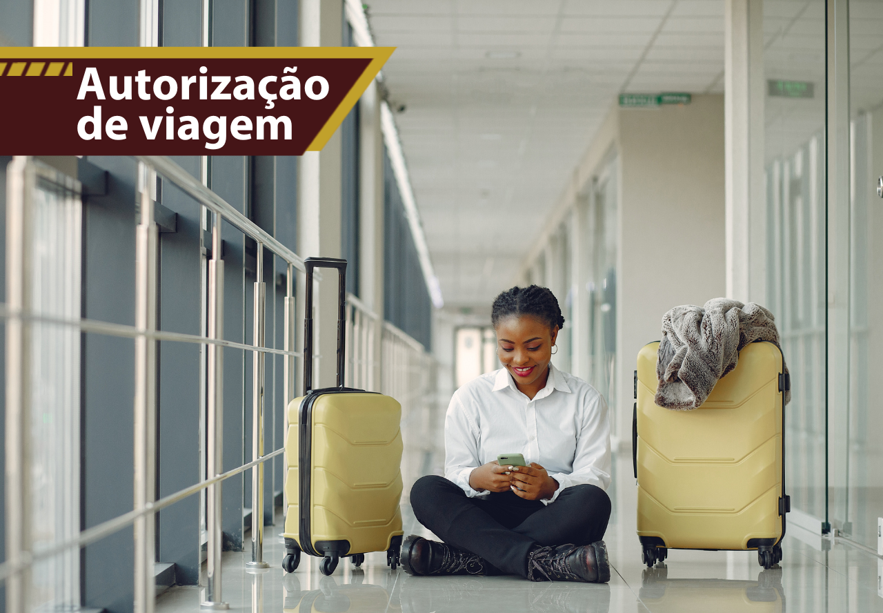 imagem de uma adolescente negra sentada em corredor de aeroporto, ao lado dela duas malas viagem. Ela está sozinha, remetendo à ideia da viagem desacompanhada dos pais.
