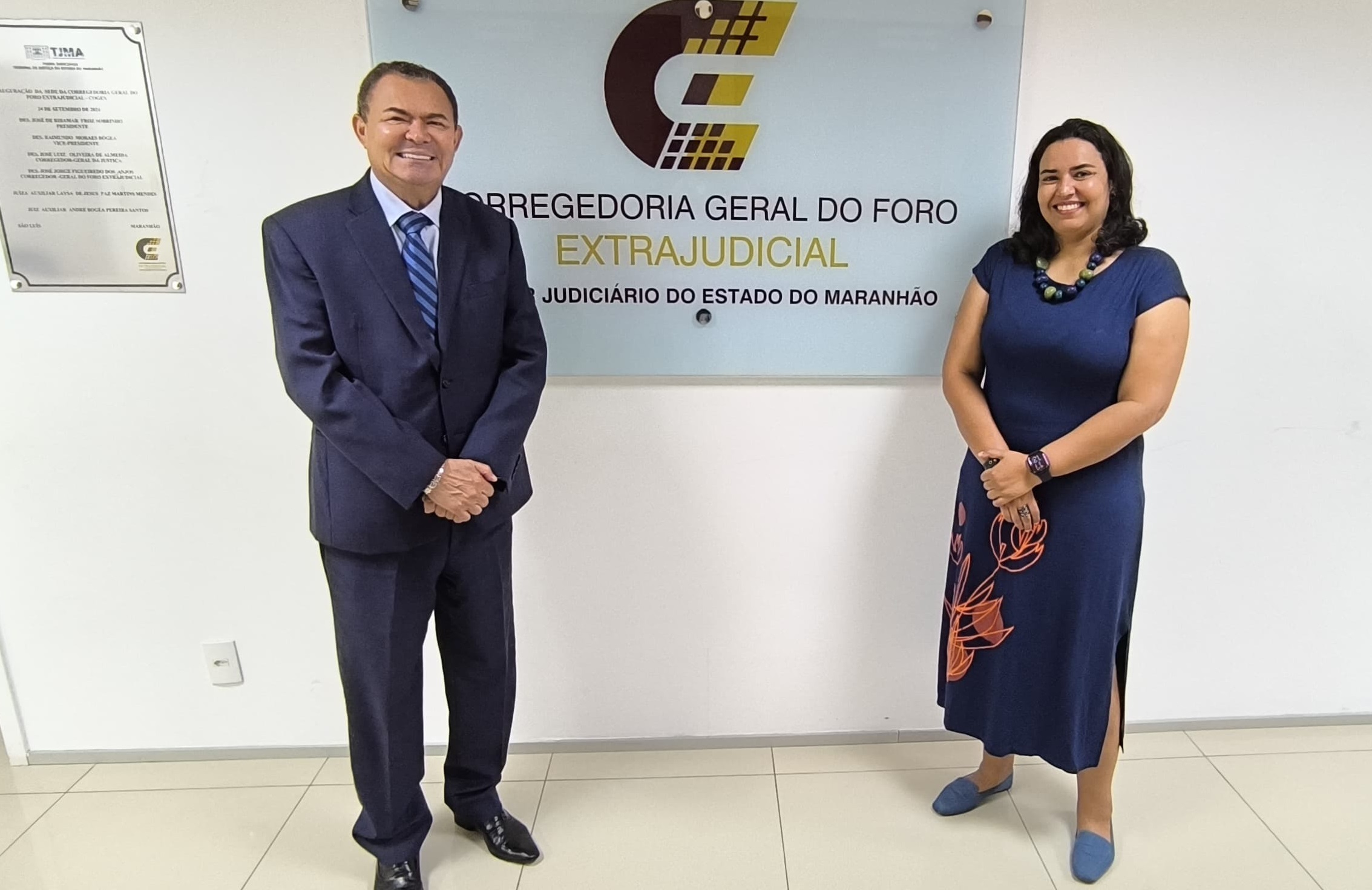Foto do encontro entre integrantes do Comitê de Diversidade e o corregedor extrajudicial, desembargador josé jorge figueiredo, para debater parcerias voltadas ao atendimento de direitos da população lgbtqia+.