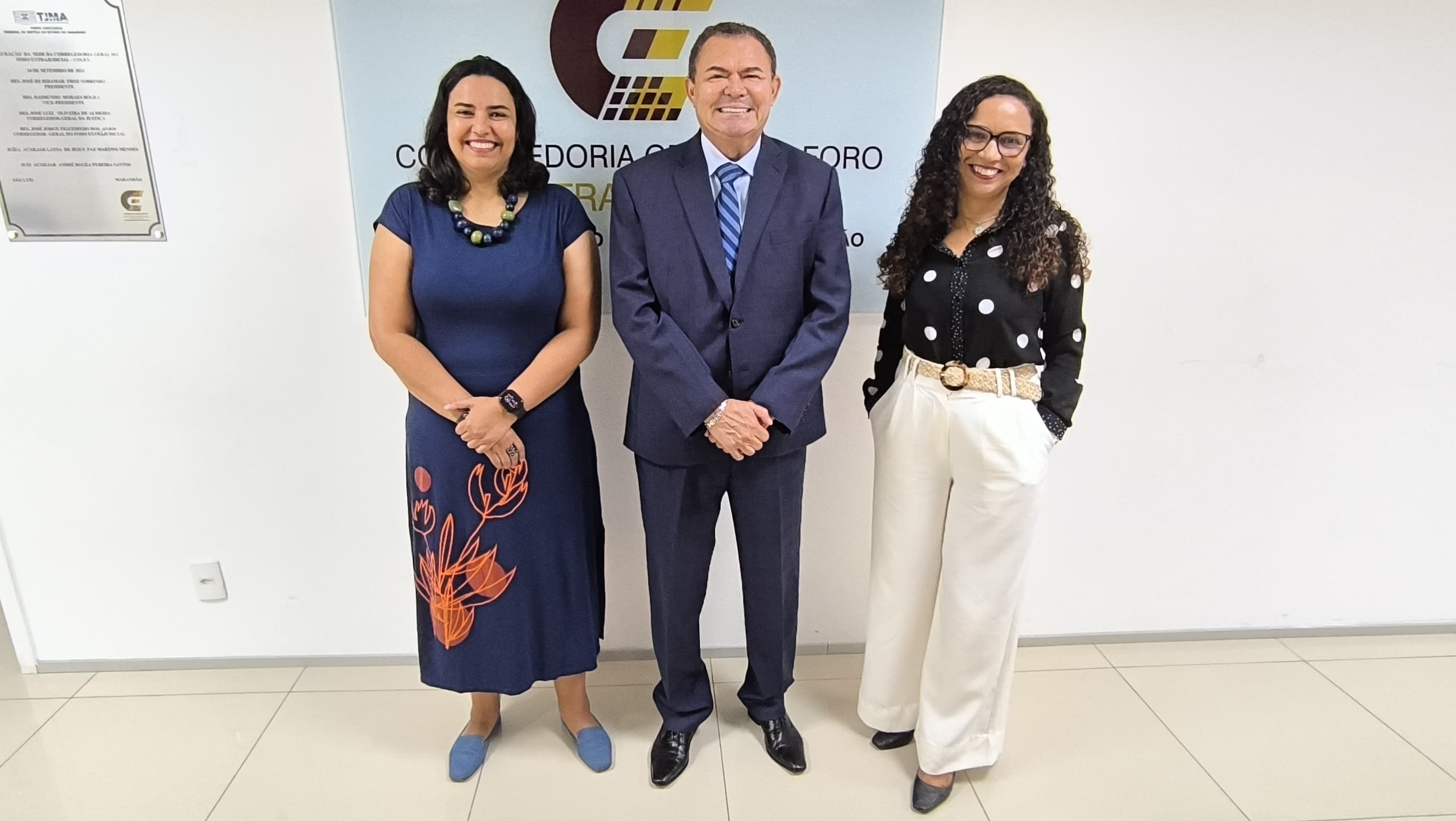 Foto do encontro entre integrantes do Comitê de Diversidade e o corregedor extrajudicial, desembargador josé jorge figueiredo, para debater parcerias voltadas ao atendimento de direitos da população lgbtqia+.