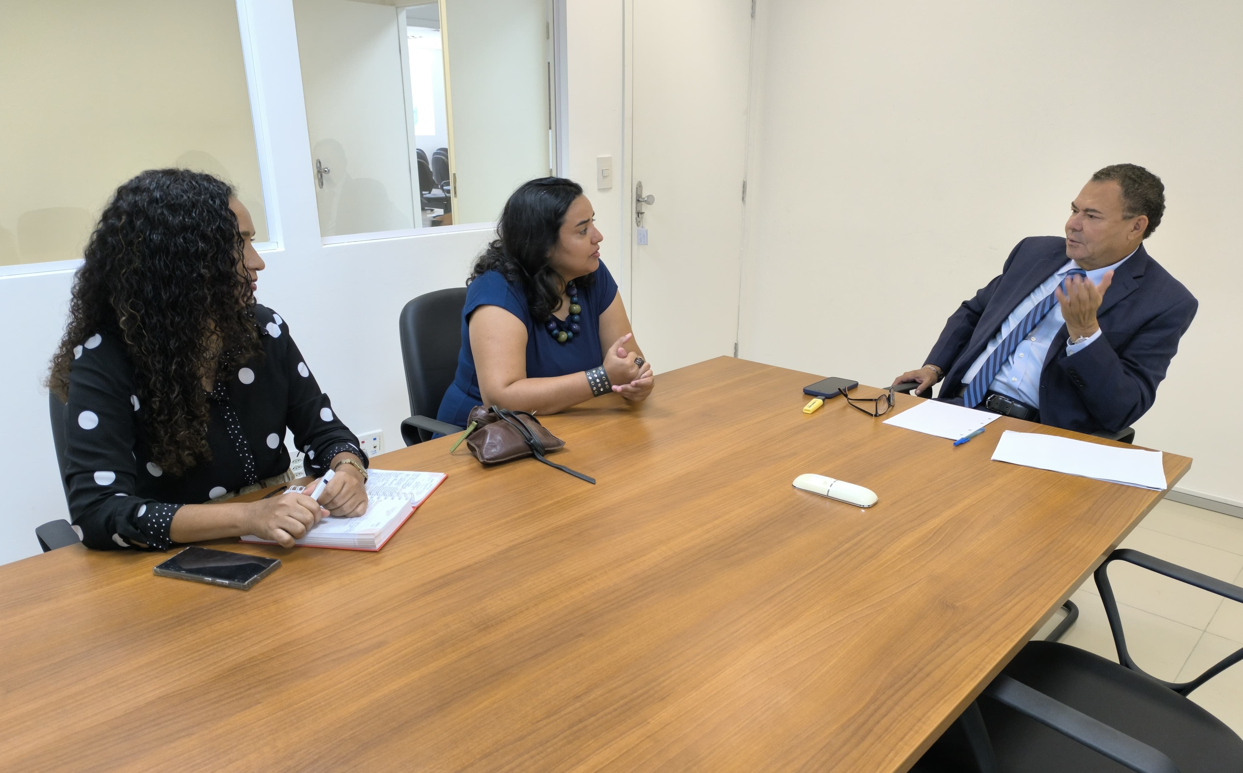 Foto do encontro entre integrantes do Comitê de Diversidade e o corregedor extrajudicial, desembargador josé jorge figueiredo, para debater parcerias voltadas ao atendimento de direitos da população lgbtqia+.