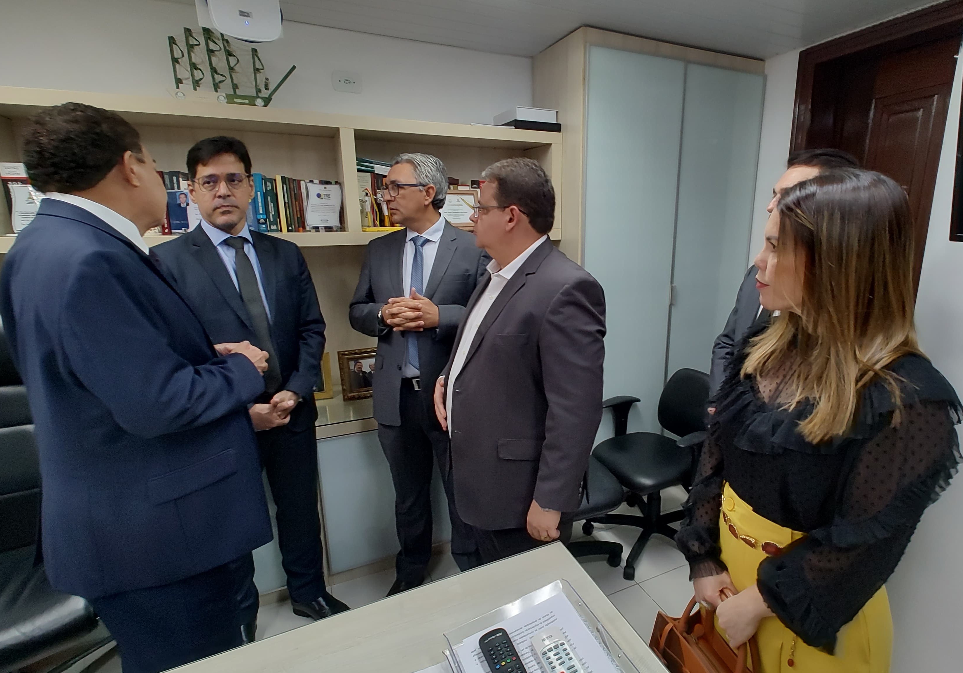 foto mostra desembargador josé jorge conversando com o cartorários devanir garcia e cristian carvalho, sendo observado pela juíza laysa mendes de o juiz andrá bogea.