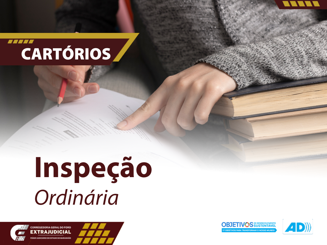 IMAGEM RETANGULAR PARA ILUSTRAR MATÉRIAS SOBRE INSPEÇÕES RALIZADAS PELA CORREGEDORIA GERAL DO FORO EXTRAJUDICIAL. DETALHE GRÁFICO NO CANTO SUPERIOR ESQUERDO COM O NOME "CARTÓRIOS". DESTAQUE TEXTUAL NO CANTO INFERIOR ESQUERDO PARA A EXPRESSÃO INSPEÇÃO ORDINÁRIA. FOCO NO DETALHE DAS MÃOS DE UMA PESSOA DE COR BRANCA, ELA APOIA UM DOS BRAÇOS SOBRE UM MONTE DE LIVROS E SEGURA PAPEIS E UM LAPIS PARA ANOTAÇÕES.