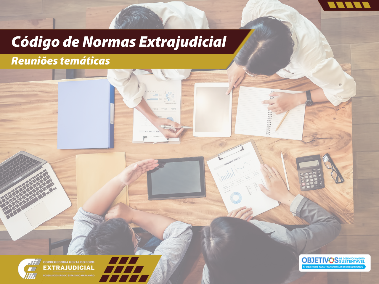 IMAGEM RETANGULAR DE UMA MESA DE TRABALHO, COM QUATRO PESSOAS EM VOLTA. NA MESA, PAPEIS, NOTEBOOKS, CALCULADORA E OUTROS ITENS DE ESCRITÓRIO. DESTAQUE PARA TEXTO NOVO CÓDIGO EXTRAJUDICIAL, REUNIÕES TEMÁTICAS.