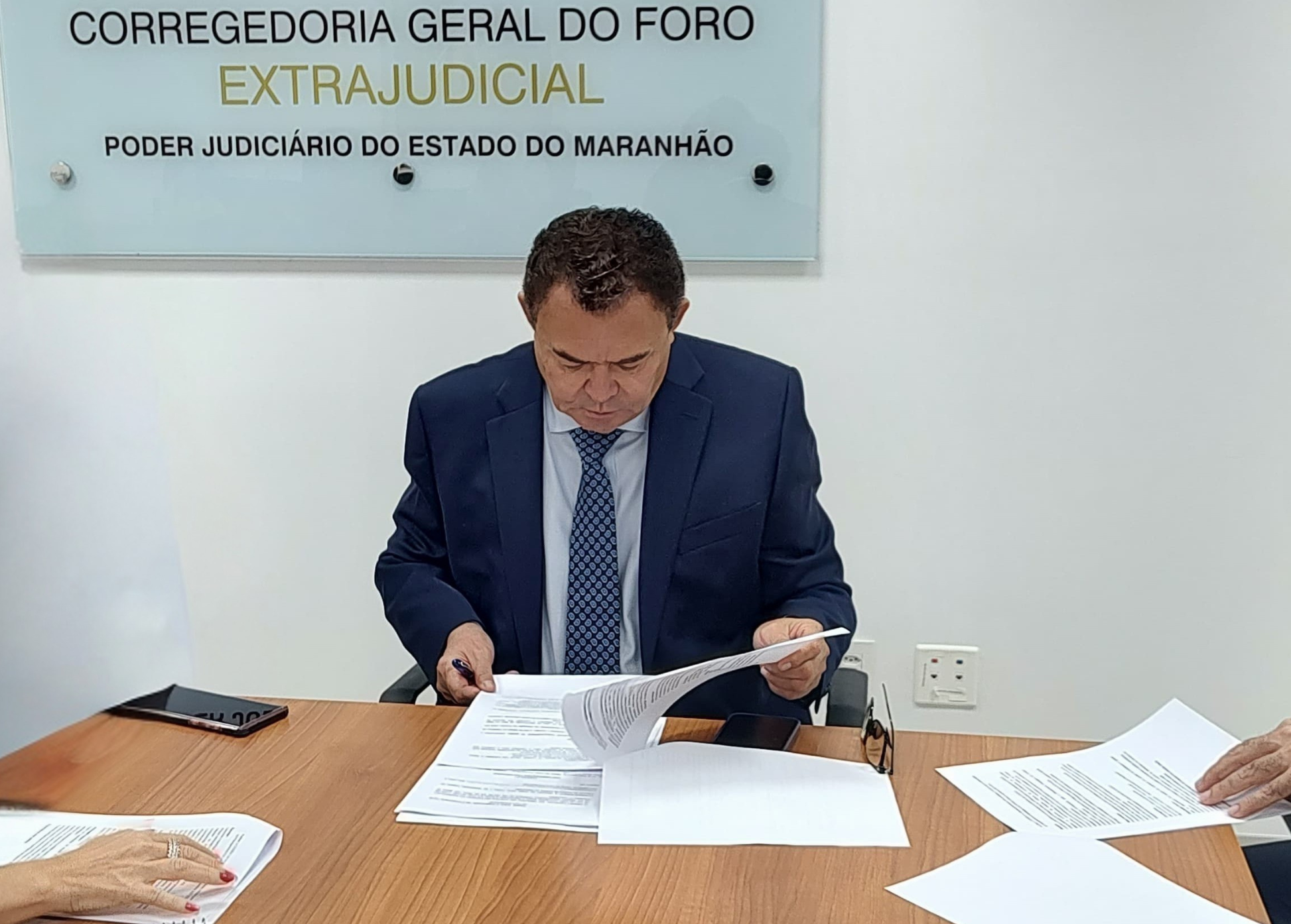 Reunião com a Diretoria de Auditoria Interna do TJMA, realizada na sede da COGEX. Mostra, em destaque, o desembargador josé jorge figueiredo dos anjos na condução dos trabalhos da reunião para tratar da continuidade da consultoria para desenvolver o planejamento estratégico da COGEX.