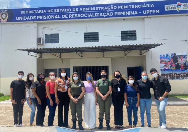 Descriçãodaimagem Foto colorida. Integrantes efetivos, estagiários e estagiárias da UMF em frente à Unidade Prisional de Ressocialização Feminina de São Luís.