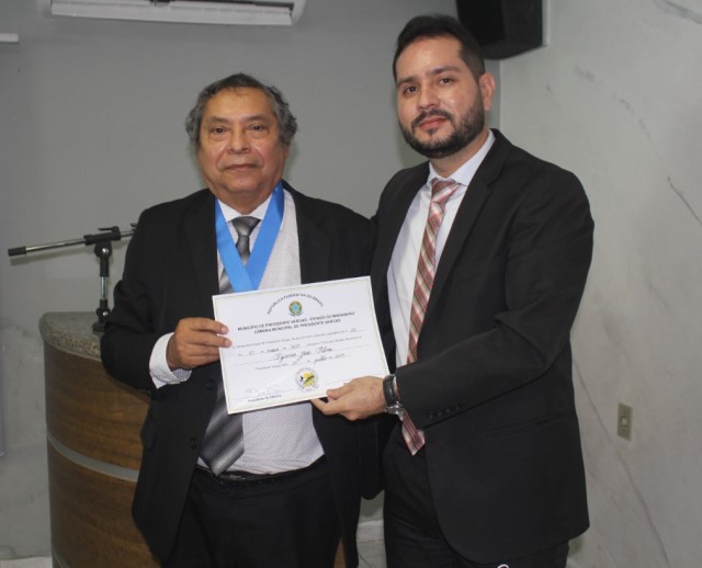 Imagem colorida. Foto da entrega do título honorário de Cidadão Presvarguense ao desembargador Tyrone Silva, durante sessão solene da Câmara Municipal de Presidente Vargas, no dia 23 de julho de 2021.
