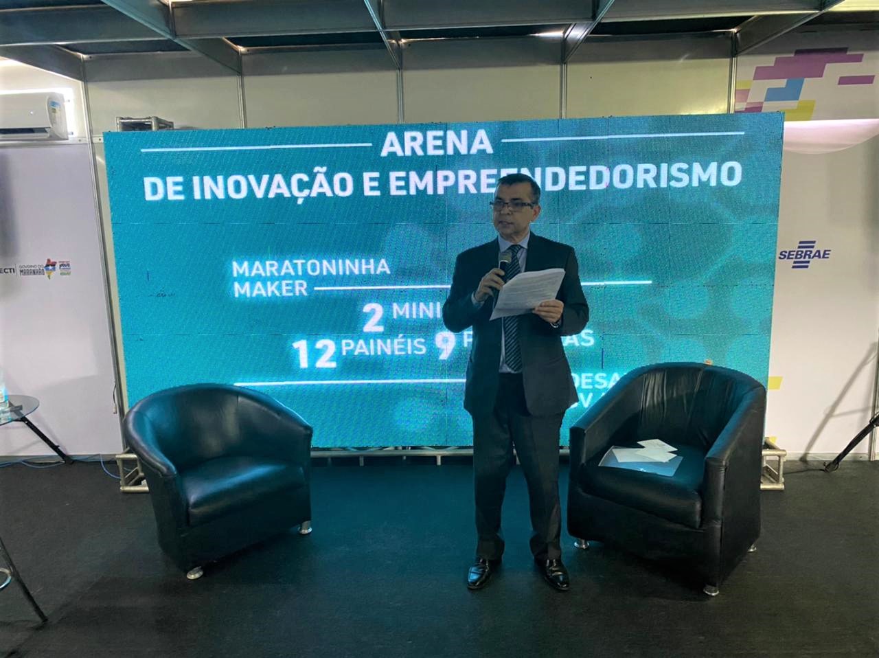 Foto colorida mostra o desembargador José Gonçalo Filho, presidente do Nupemec/TJMA, ministrando palestra ao público, durante o evento AgroBalsas.