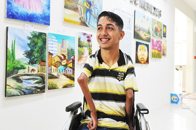 Artista que pinta com os pés e boca faz exposição na Semana de Valorização da Pessoa com Deficiência