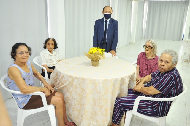 Café da manhã no Dia do Idoso no Asilo da Mendicidade - presidente com idosas