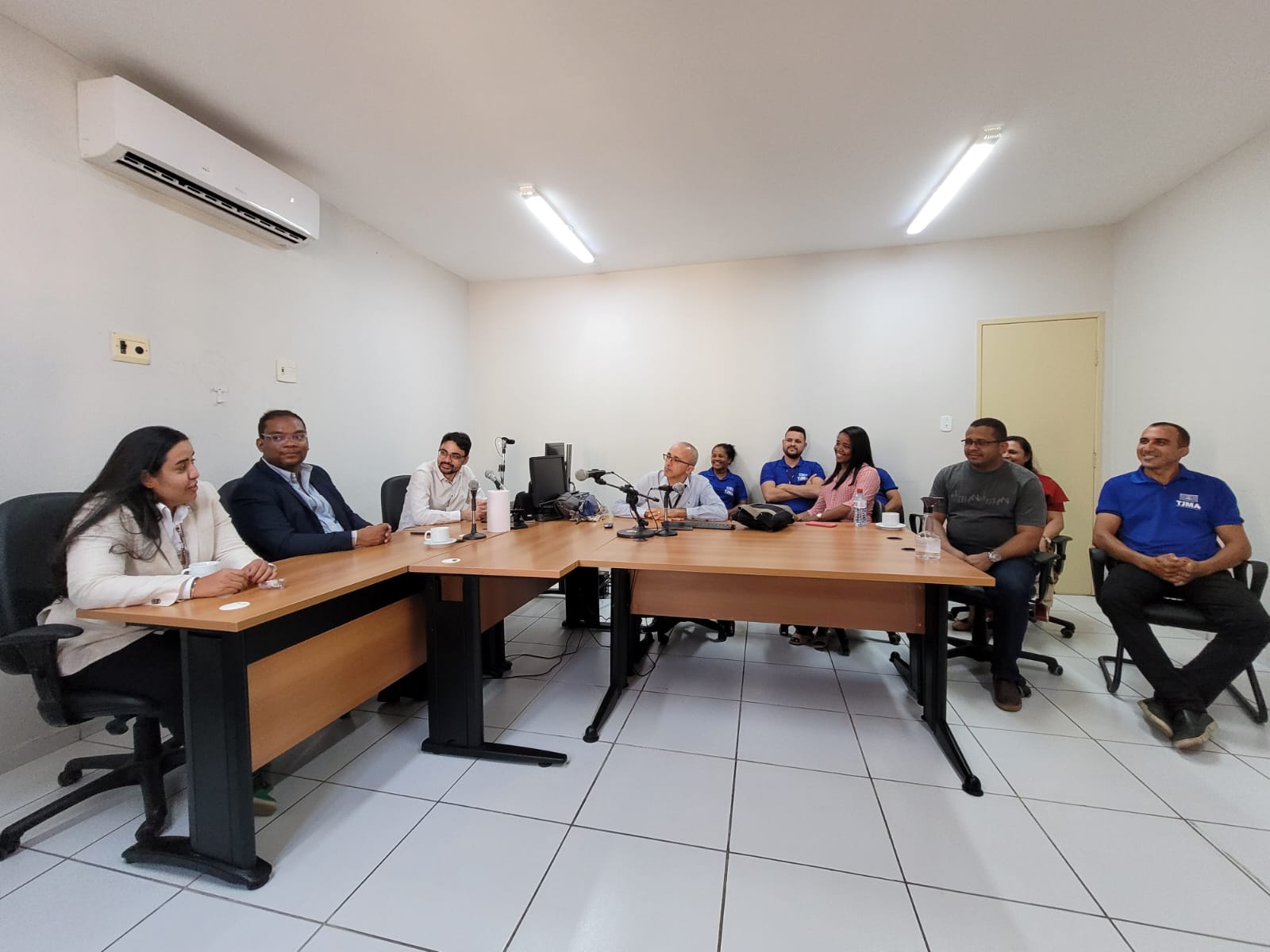 Foto colorida. Coordenadores do Comitê de Diversidade com o magistrado Diego Lemos em São Luiz Gonzaga.