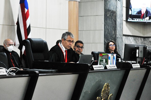 Foto colorida mostra o presidente do TJMA, desembargador Paulo Velten, e integrantes do Judiciário, durante anúncio da proposta orçamentária do Judiciário para 2023. Eles estão sentados em à mesa de direção dos trabalhos do Órgão Especial do TJMA. Foto: Ribamar Pinheiro.