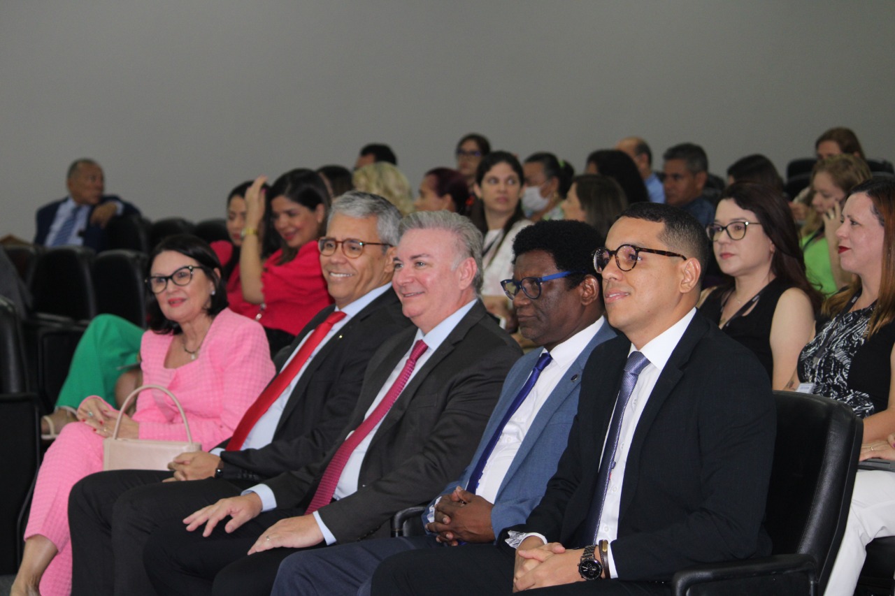 Foto colorida - Abertura da Semana do Servidor e da Servidora, no Fórum de São Luís, com a presença de desembargadores(as), juízes(as) e servidores(as).