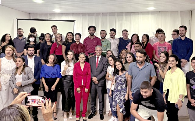 Foto colorida mostra o presidente do TJMA, desembargador Paulo Velten, em pé, e demais participantes da aula magna na UEMASUL, Campus Açailândia.